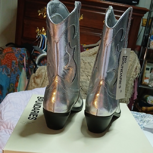 No Boundaries Silver Ankle Booties with Metallic Finish - Picture 3 of 4